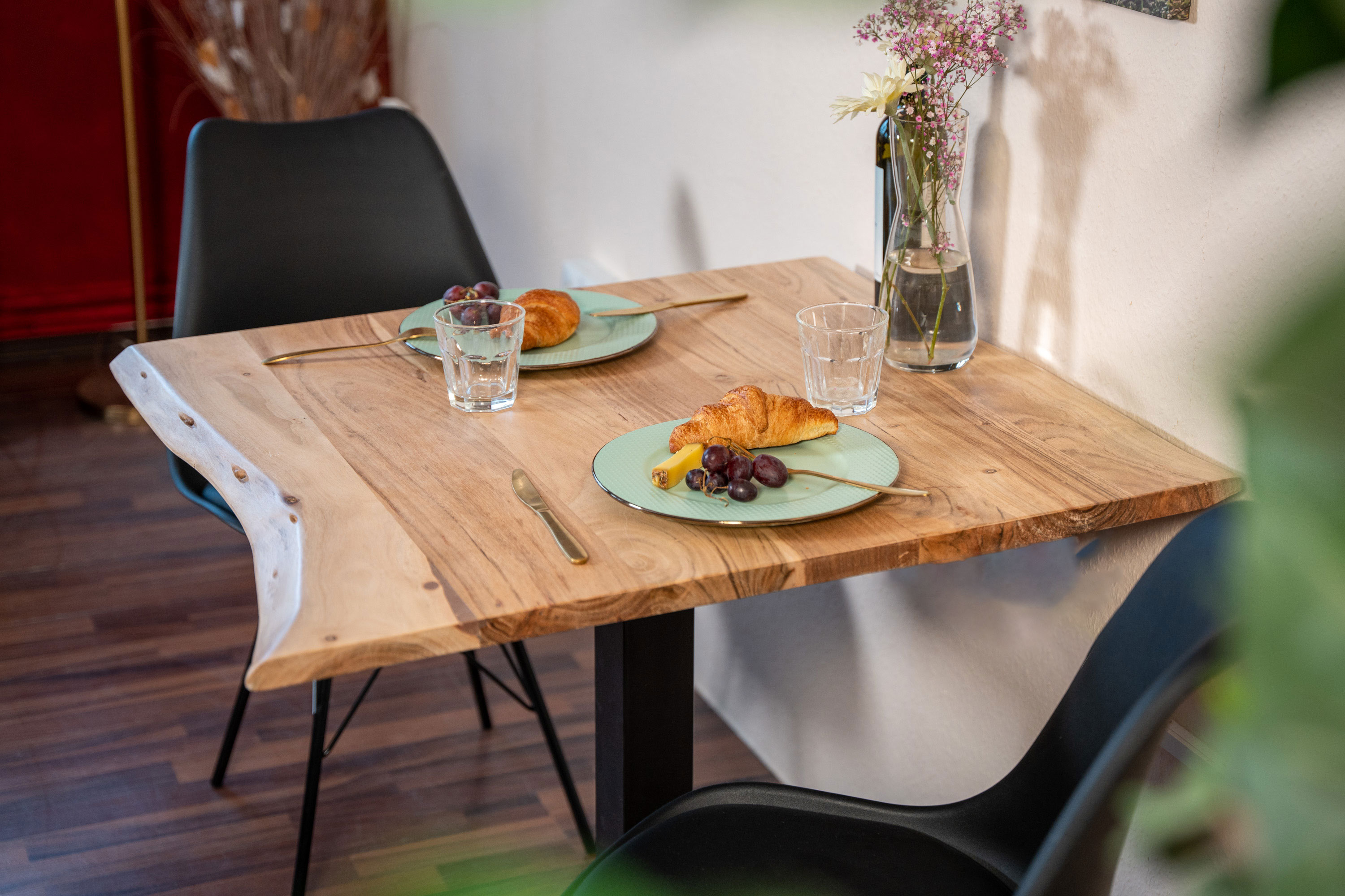 Bistrotisch Baumkante massiv 80 x 80 cm Akazie Naturfarben schwarz Säulengestell Iris