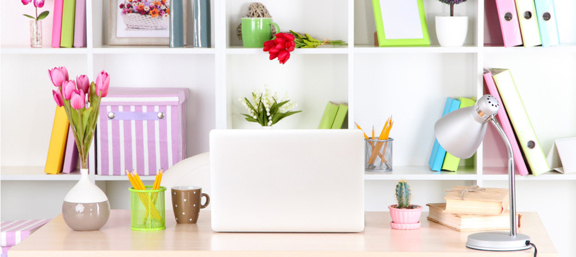 Buntes Home Office mit Regalen