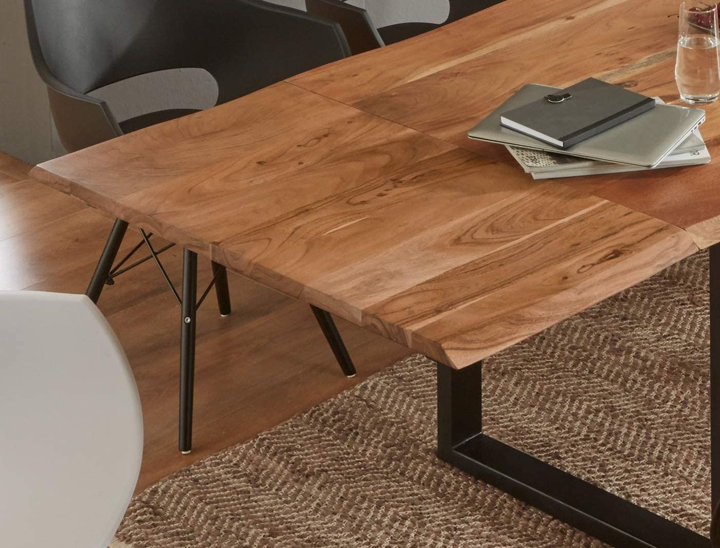 Esstisch Baumkante Akazie natur 140(220)x90 Ansteckplatten schwarz ADINA