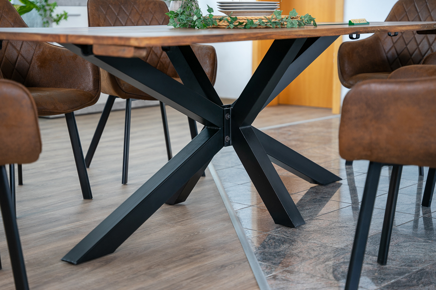 Baumkantentisch Akazie nougatfarben 200(300)x100 cm Ansteckplatten Spider-Gestell schwarz JANNIK Baumkantentisch Akazie nougatfarben 200(300)x100 cm Ansteckplatten Spider-Gestell schwarz JANNIK