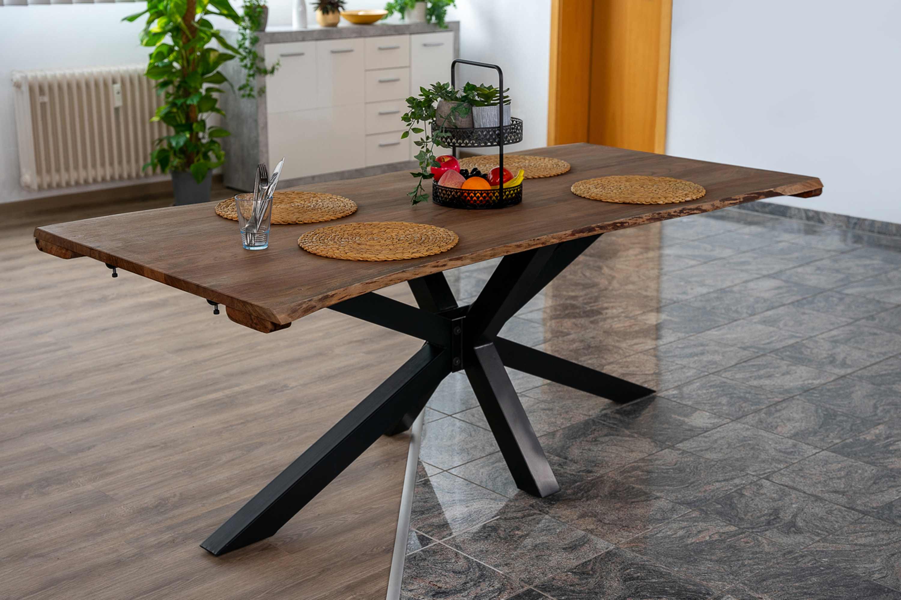 Baumkantentisch Akazie nougatfarben 180(280)x90 cm Ansteckplatten Spider-Gestell schwarz JANNIK Baumkantentisch Akazie nougatfarben 180(280)x90 cm Ansteckplatten Spider-Gestell schwarz JANNIK