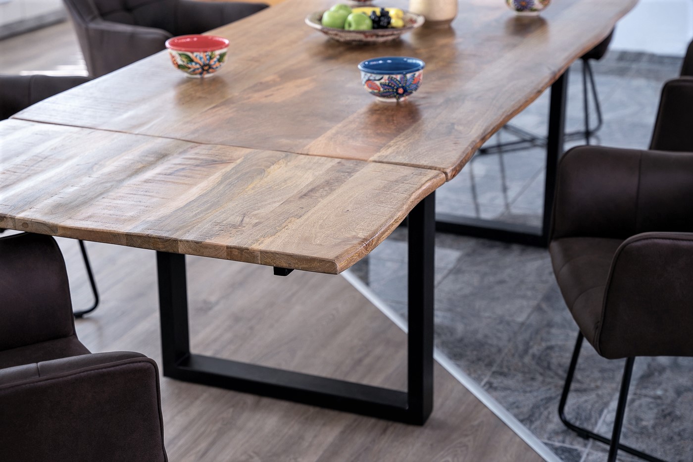 Esstisch Baumkante Mango natur 220 (320) x 100 cm Ansteckplatten schwarz NOAR