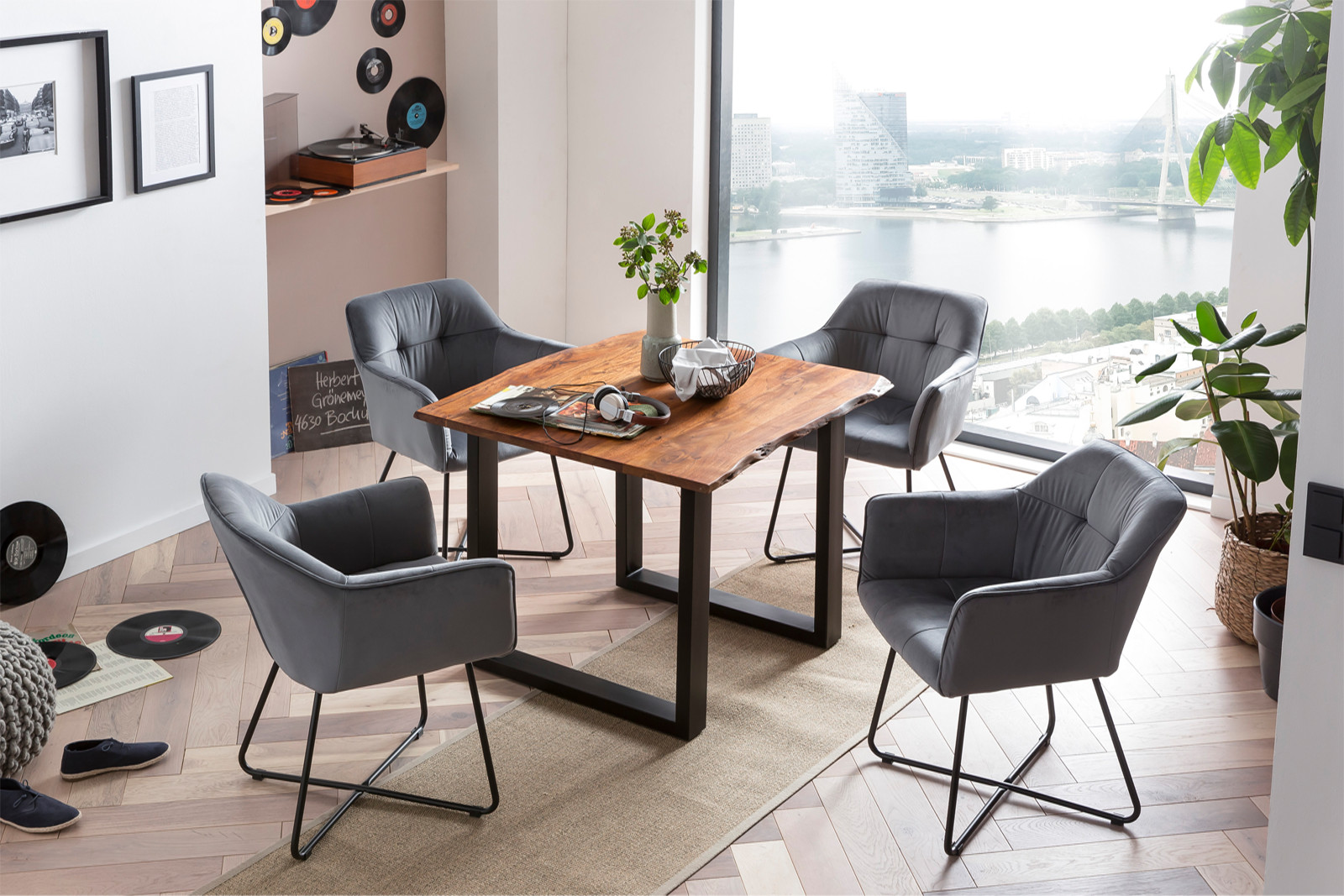 Esstisch Baumkante massiv Akazie nougatfarben 90 x 90 cm schwarz LAURINA