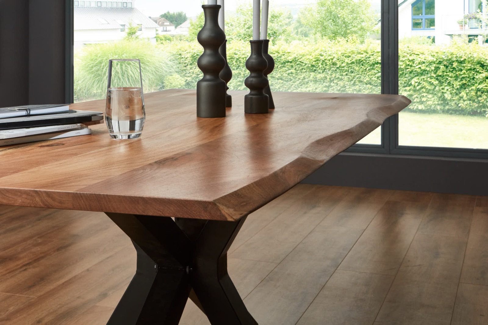 Esstisch Baumkante massiv Akazie natur 240 x 100 schwarz SPYRO Esstisch Baumkante massiv Akazie natur 240 x 100 schwarz SPYRO
