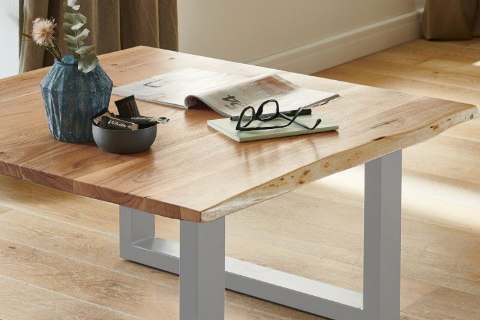  Couchtisch Baumkante massiv Akazie natur 90 x 90 silber NOAH