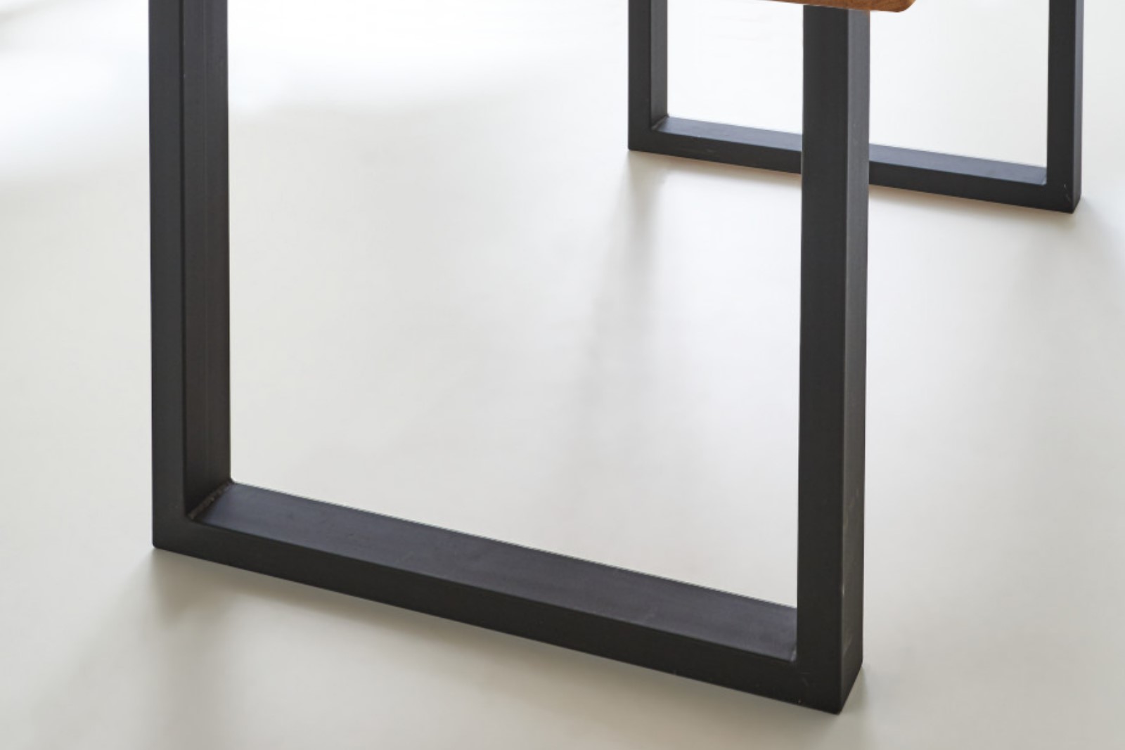  Esstisch Baumkante Massiv Wildeiche 80 x 80 schwarz matt SESSA