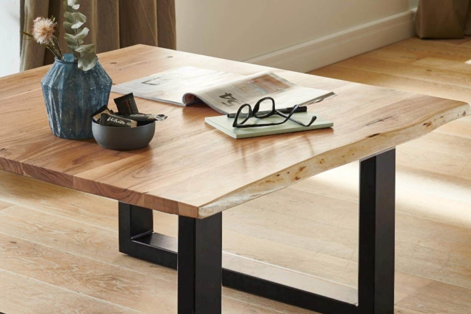  Couchtisch Baumkante massiv Akazie natur 90 x 90 schwarz NOAH