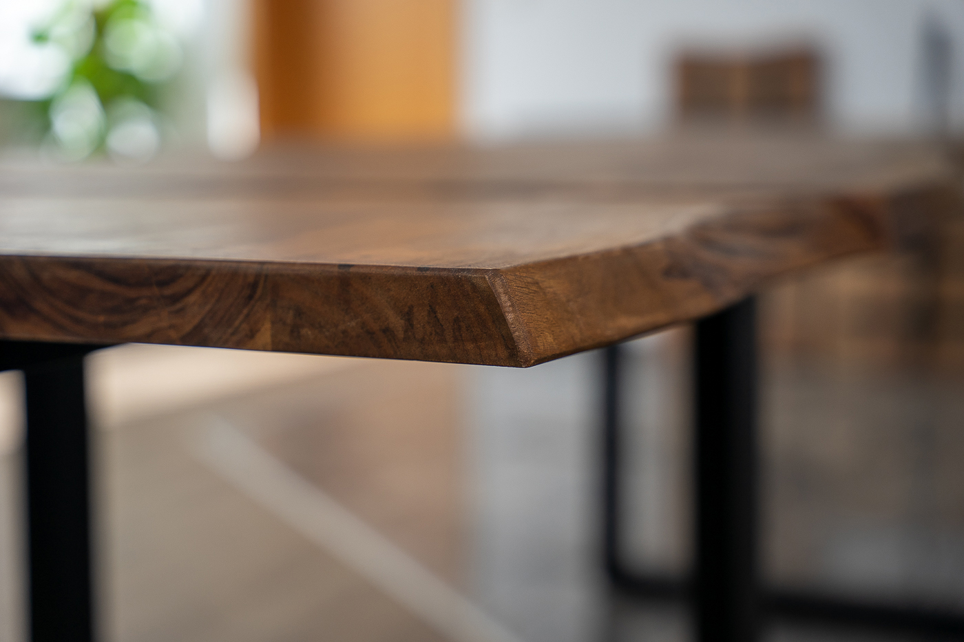 Esstisch Baumkante Akazie nougat 220 (320) x 100 mit Ansteckplatten BARCELONA