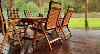 Sitzkissen sollten im Herbst von der Terrasse ins Haus geholt werden