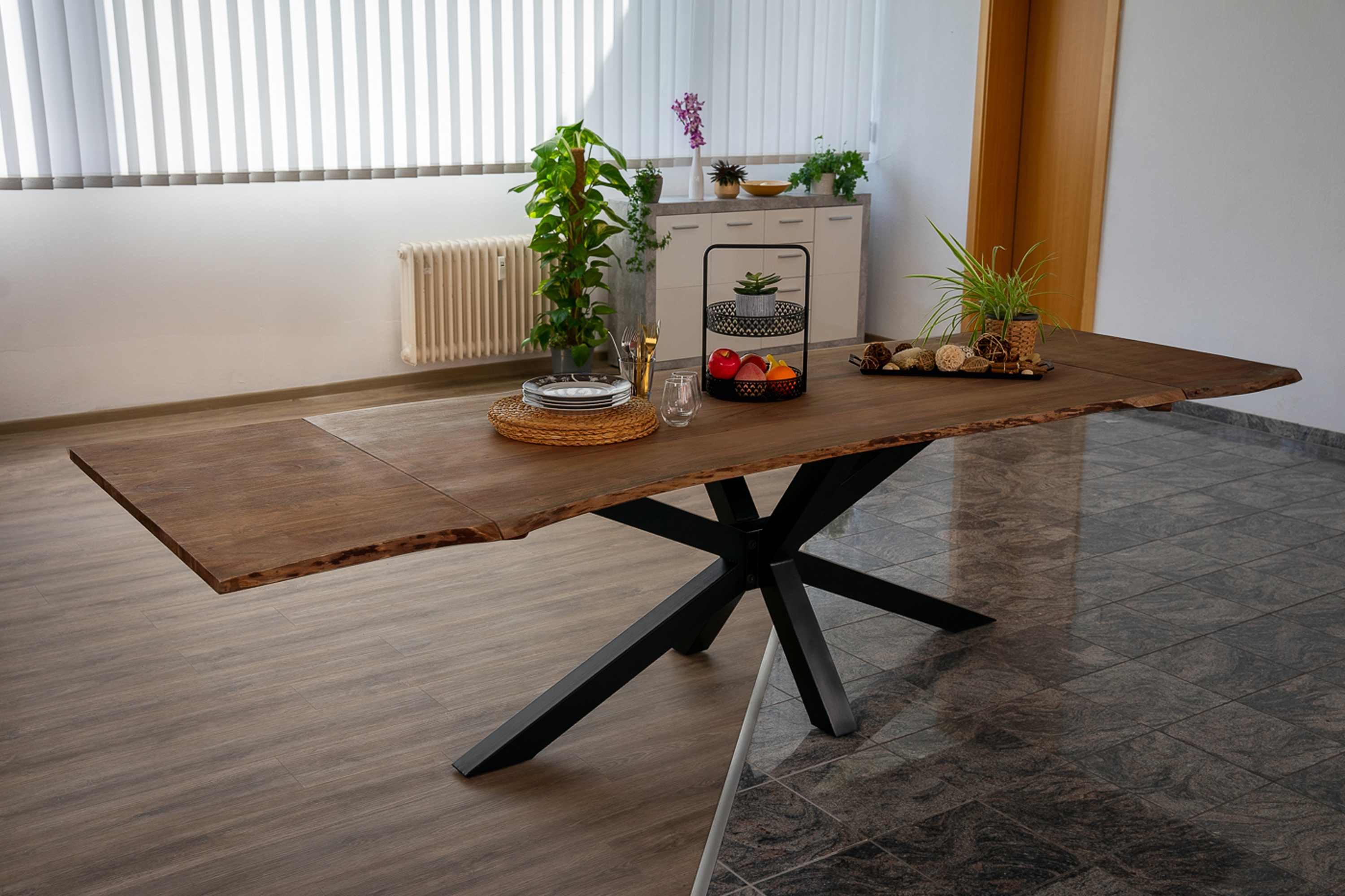 Baumkantentisch Akazie nougatfarben 200(300)x100 cm Ansteckplatten Spider-Gestell schwarz JANNIK Baumkantentisch Akazie nougatfarben 200(300)x100 cm Ansteckplatten Spider-Gestell schwarz JANNIK