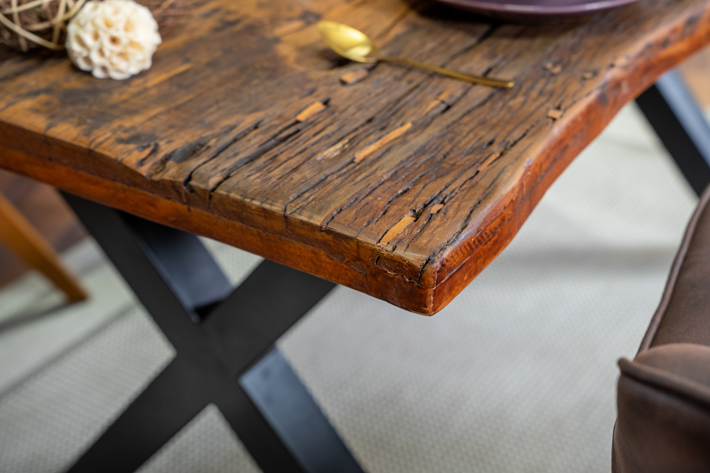 Baumkantentisch Rough Wood Platte 180 cm X-Gestell schwarz Ramon