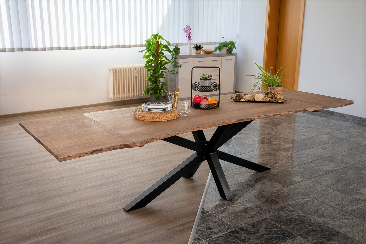 Baumkantentisch Akazie stonefarben 140(220)x90 cm Ansteckplatten Spider-Gestell schwarz JANNIK Baumkantentisch Akazie stonefarben 140(220)x90 cm Ansteckplatten Spider-Gestell schwarz JANNIK
