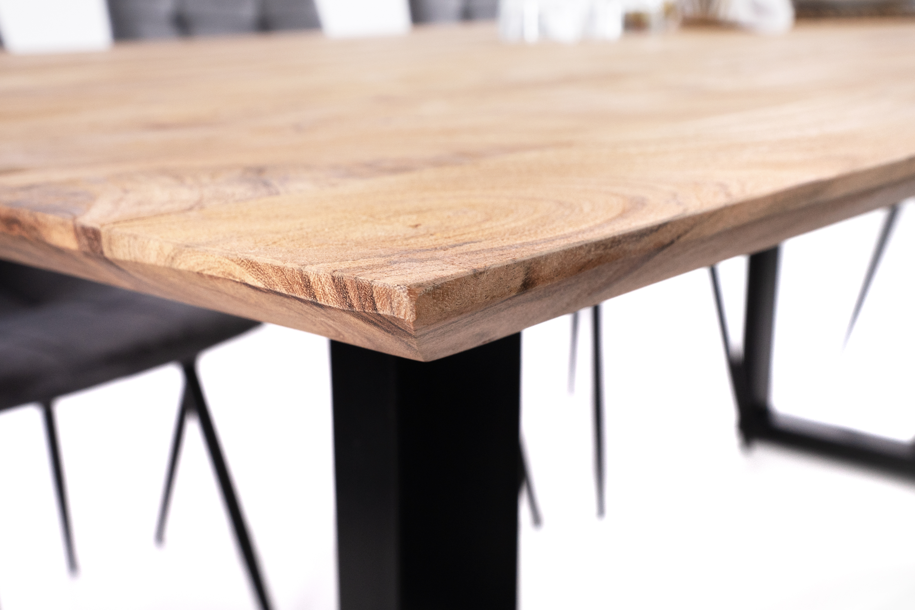 Esstisch 180x90 cm Akazie massiv eichenfarben schweizer Kante U-Gestell schwarz DEAN