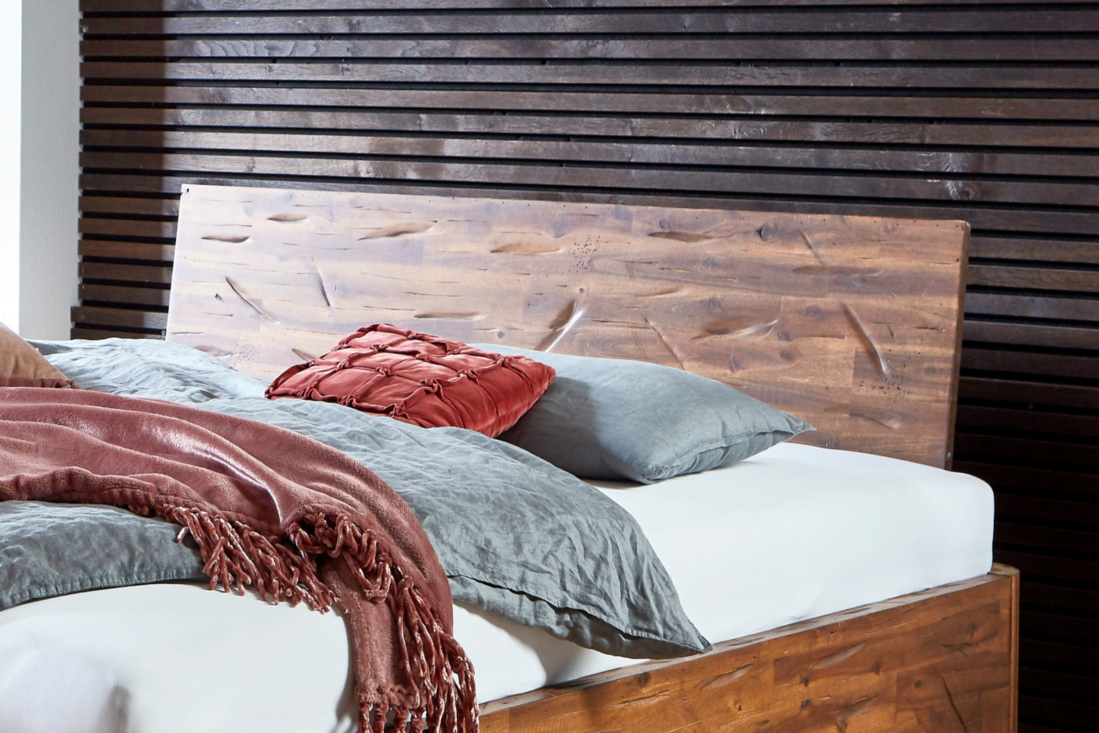 Schwebebett Holzbett Akazienholz 180 x 200 cm geschlossenes Kopfteil TENERIFFA