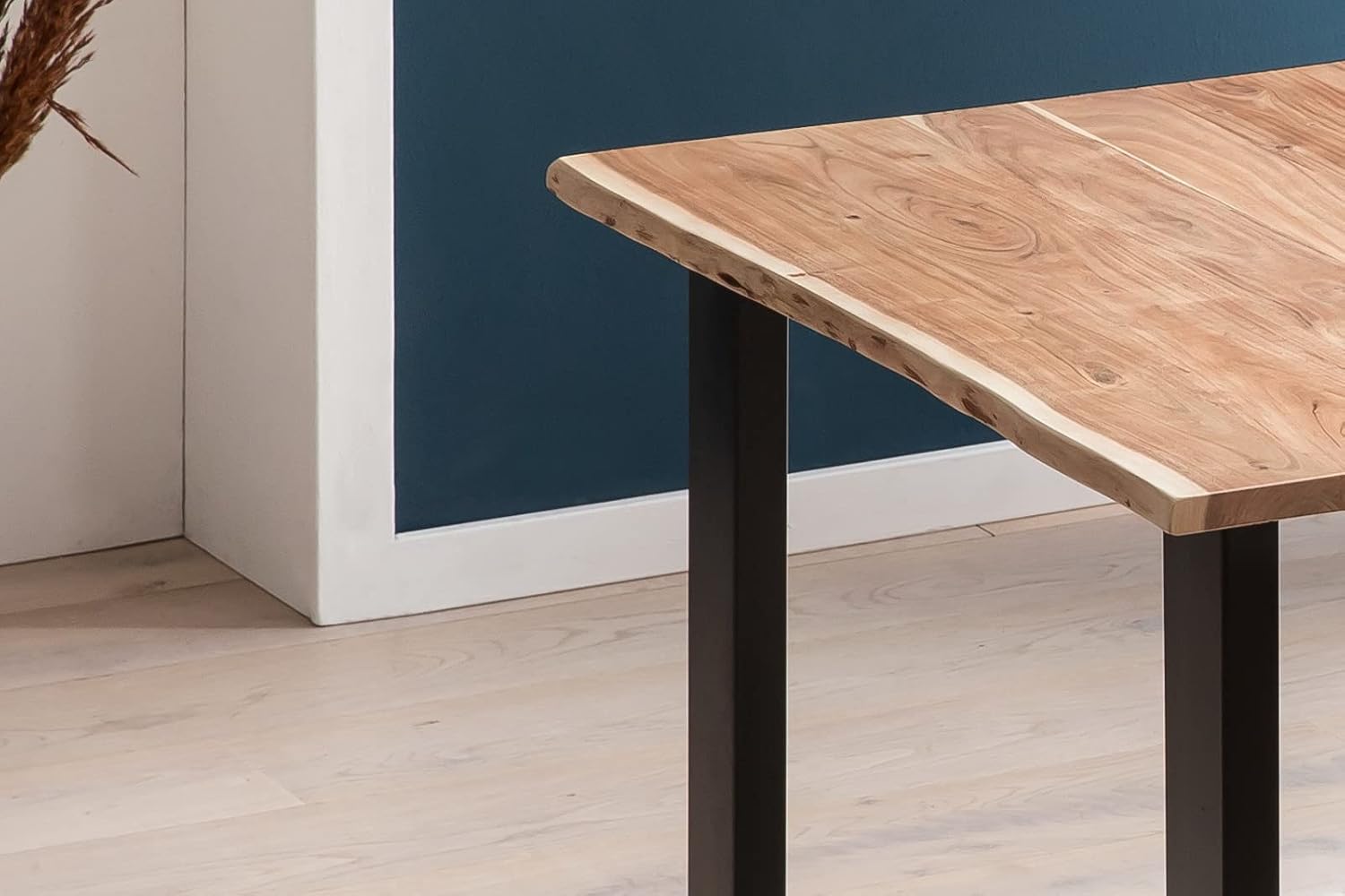 Essgruppe Baumkante massiv 80 x 80 cm Akazie naturfarben U-Gestell schwarz & 2 Stühle grau QUINN