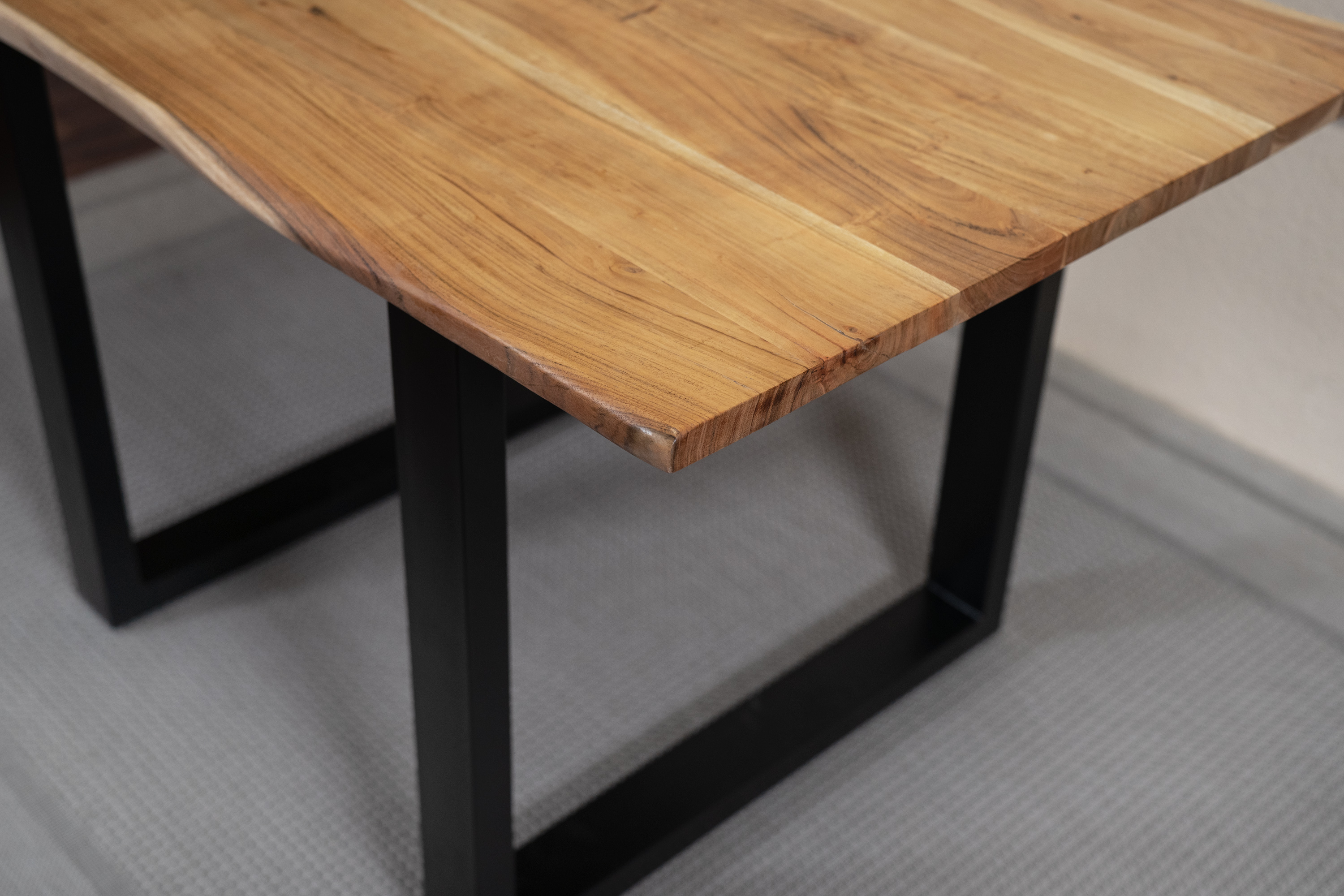 Esstisch Baumkante massiv Akazie natur 120 x 80 schwarz QUINN Esstisch Baumkante massiv Akazie natur 120 x 80 schwarz QUINN