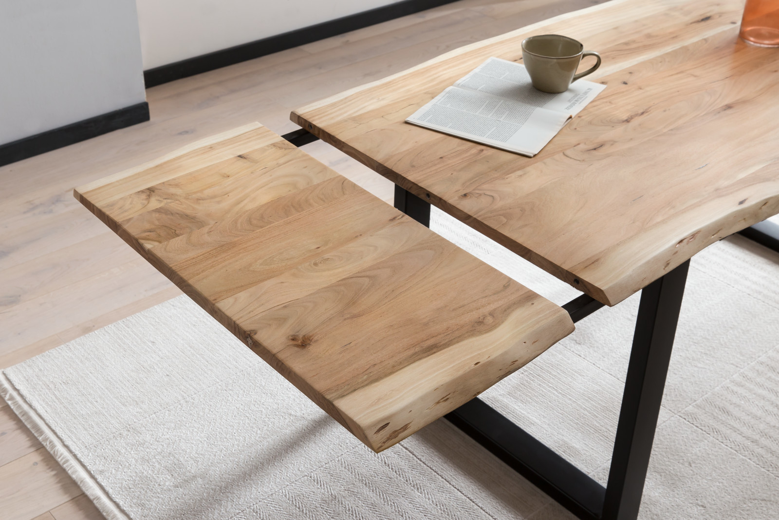 Esstisch Baumkante Akazie natur 220(320)x100 Ansteckplatten schwarz PAULO