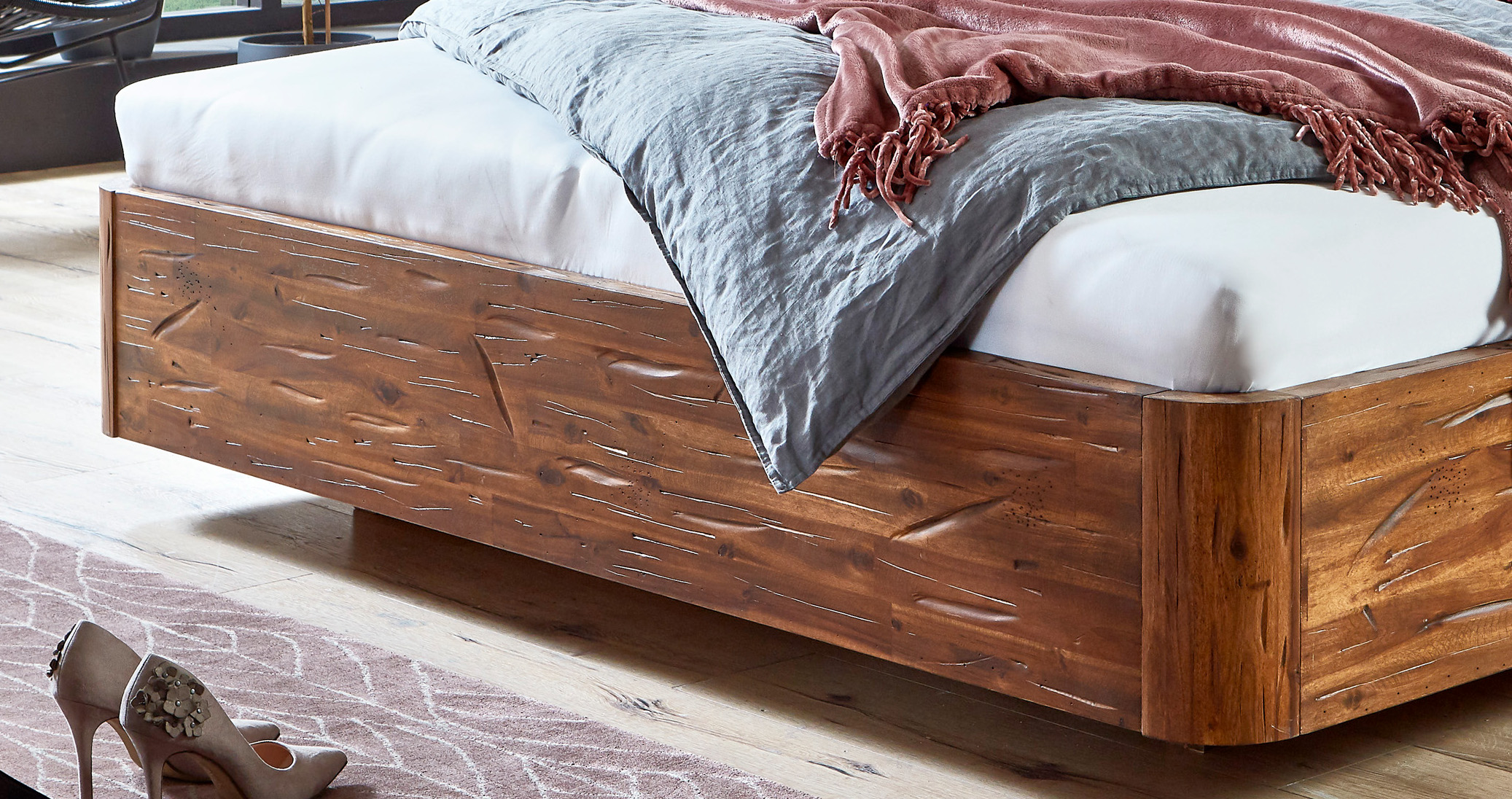 Schwebebett Holzbett Akazienholz 140 x 200 cm geschlossenes Kopfteil TENERIFFA