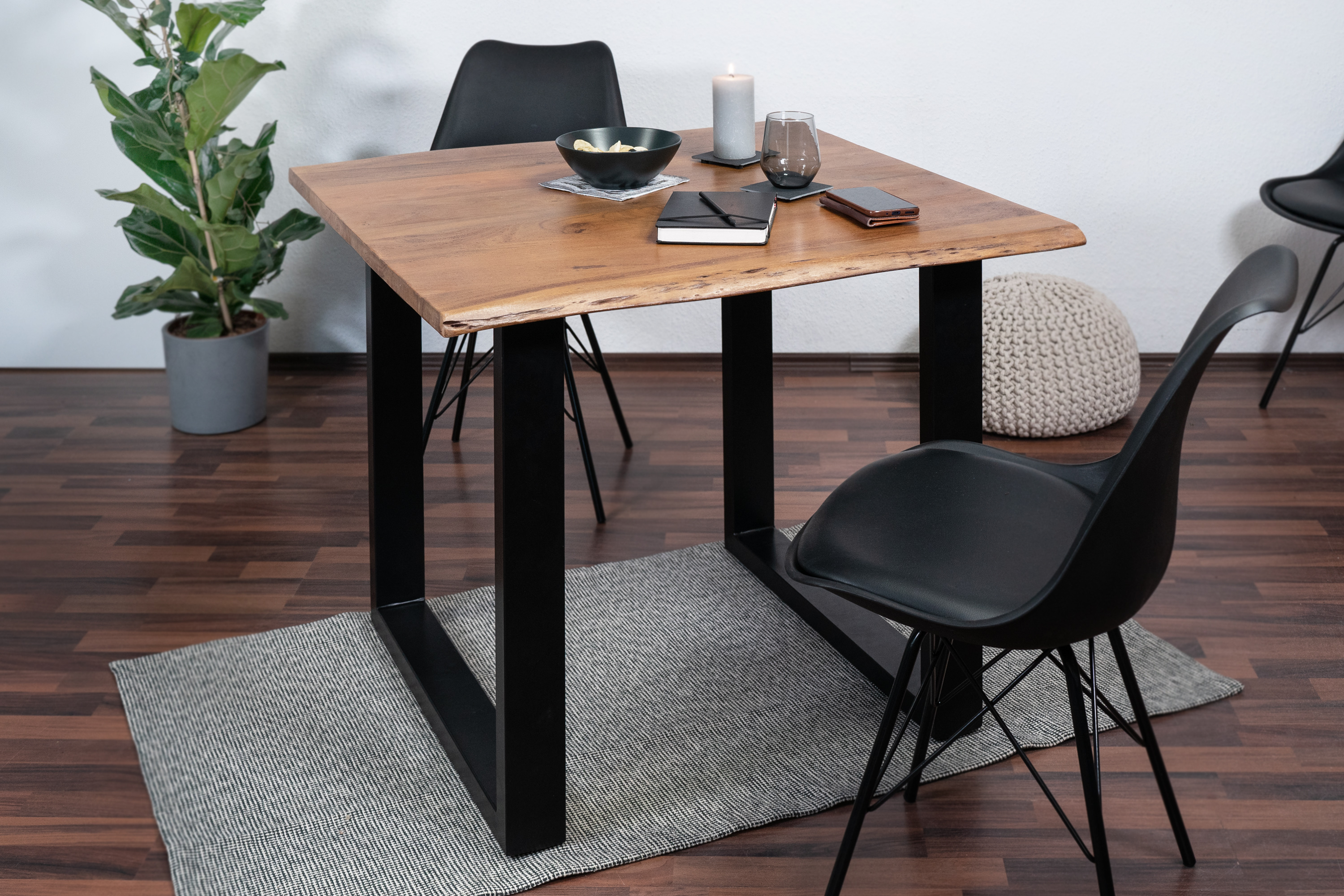 Esstisch Baumkante massiv Akazie nussbaumfarben 90 x 90 schwarz QUINN Esstisch Baumkante massiv Akazie nussbaumfarben 90 x 90 schwarz QUINN