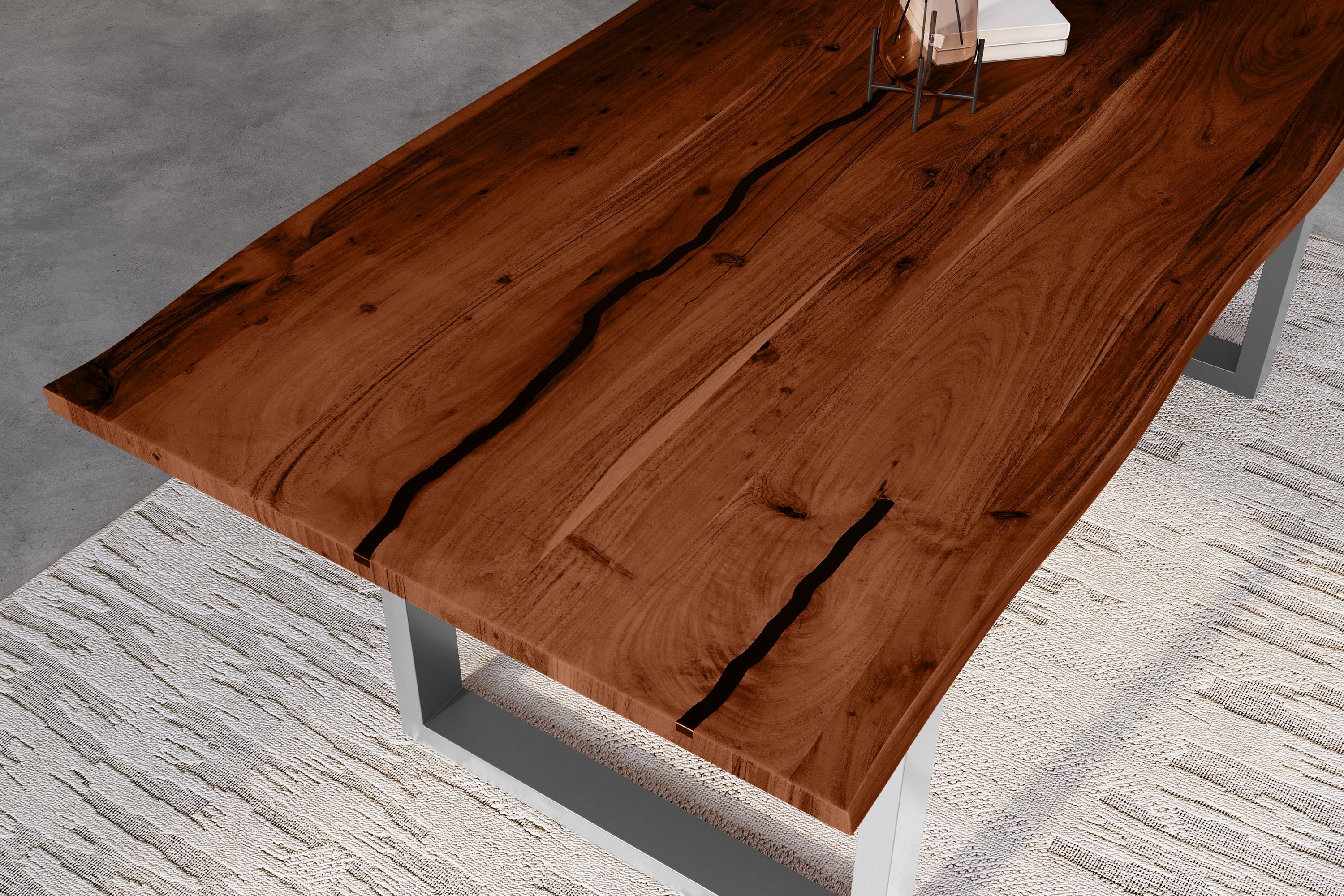 Baumkantentisch Akazie mit schwarzen Resin-Adern nussbaumfarben 220 x 100 cm U-Gestell silber POLLY