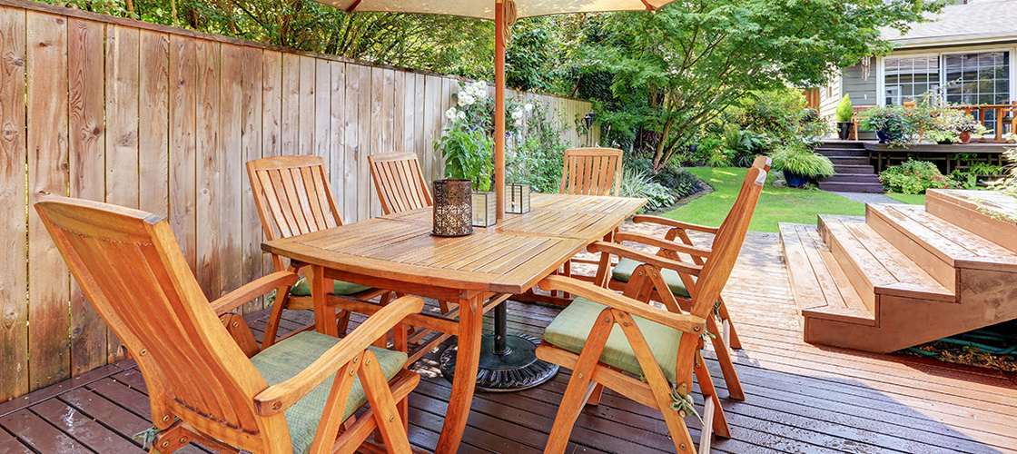 Gartentisch mit Stühlen auf der Terrasse Gartentisch mit Stühlen auf der Terrasse