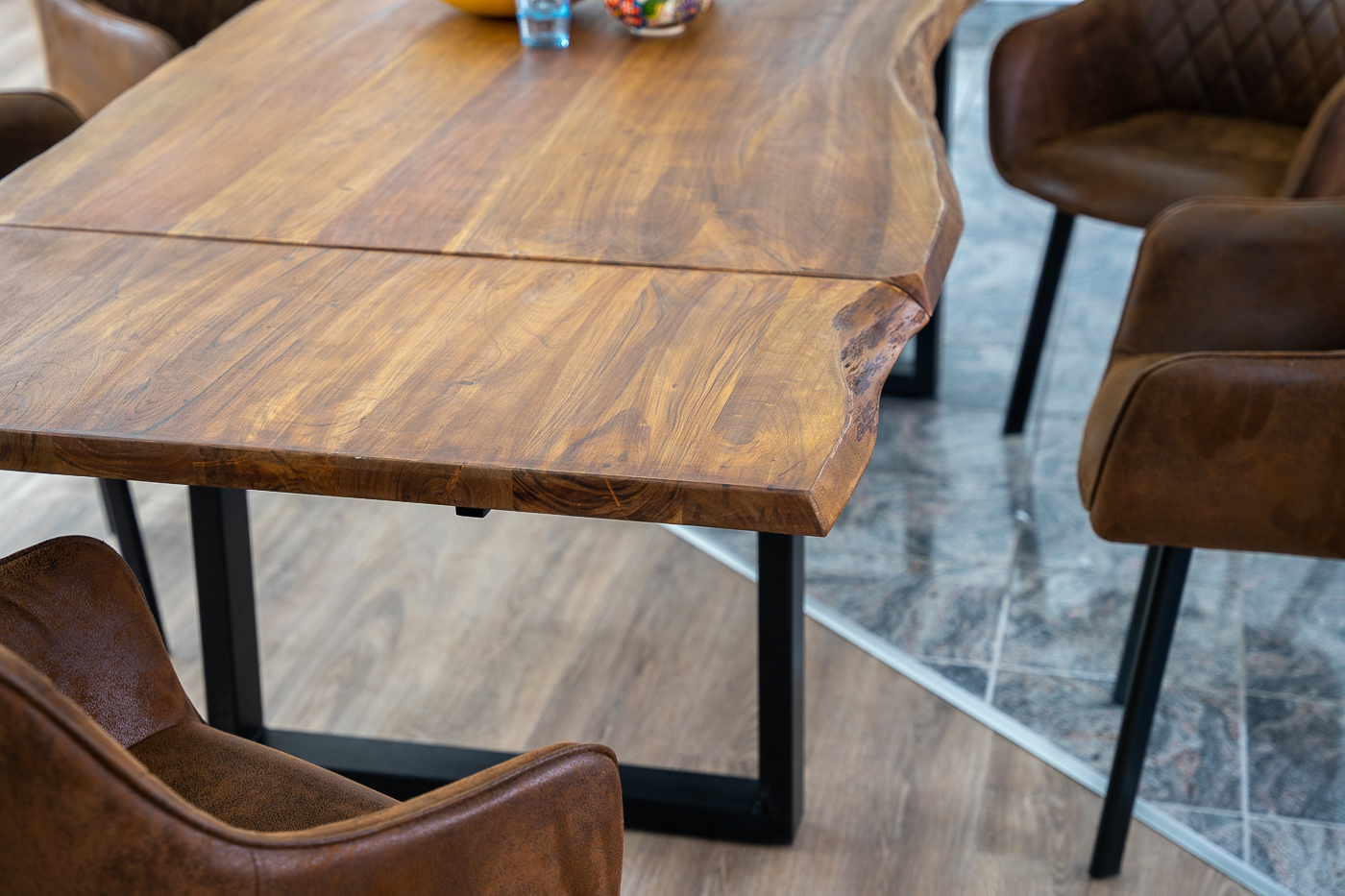Esstisch Baumkante Akazie nougat 220 (320) x 100 mit Ansteckplatten BARCELONA