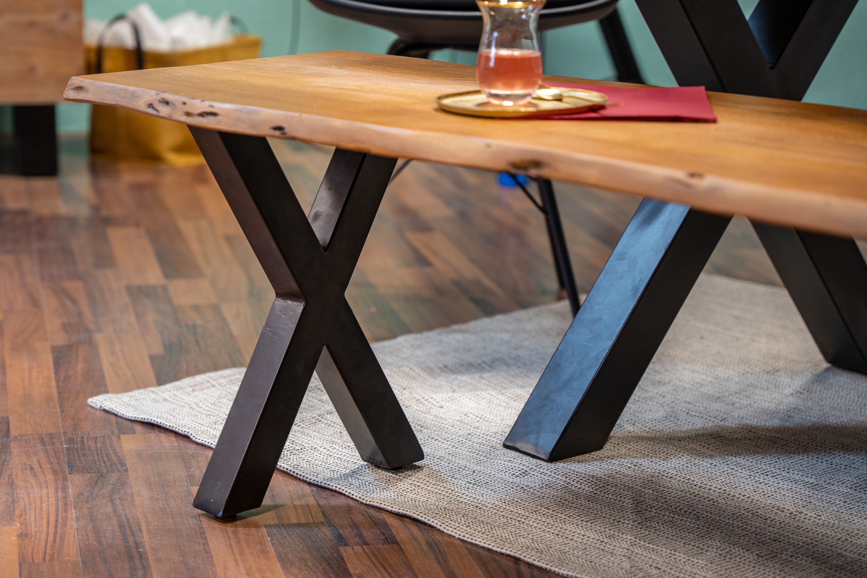 Sitzbank Baumkante 160 cm nussbaum massiv Akazie X-Gestell schwarz