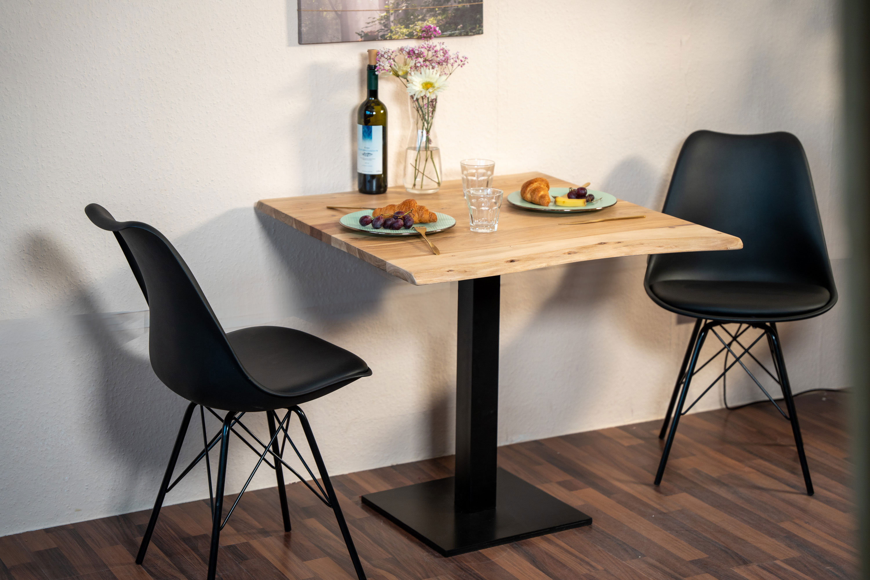 Bistrotisch Baumkante massiv 80 x 80 cm Akazie Naturfarben schwarz Säulengestell Iris