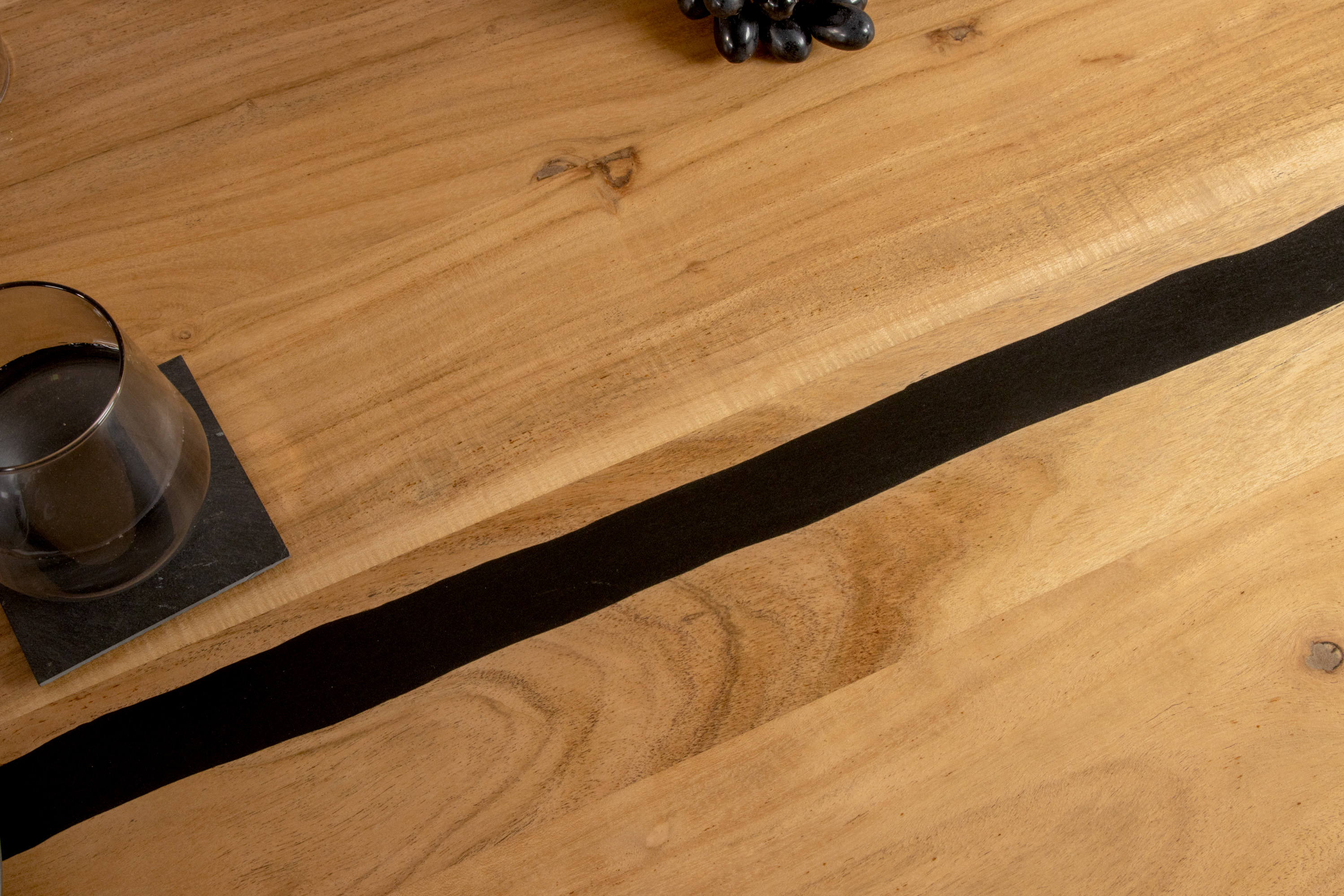 Esstisch 220 x 100 cm Akazie massiv natur mit schwarzen Resin-Adern Spider-Gestell Holz natur PETER