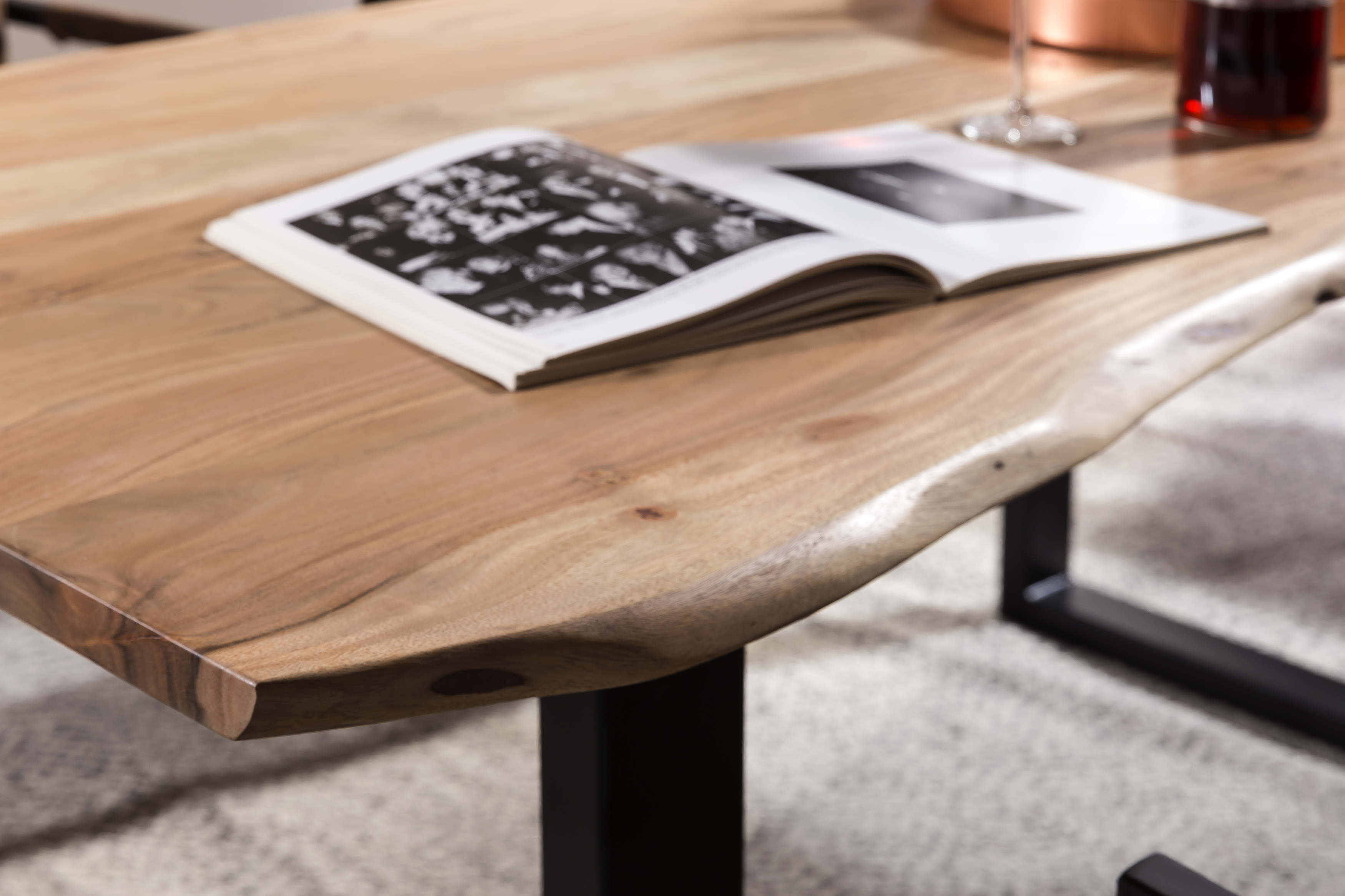 Essgruppe Baumkante massiv 220 x 100 cm Akazie naturfarben U-Gestell schwarz & 6 Stühle grau QUINN