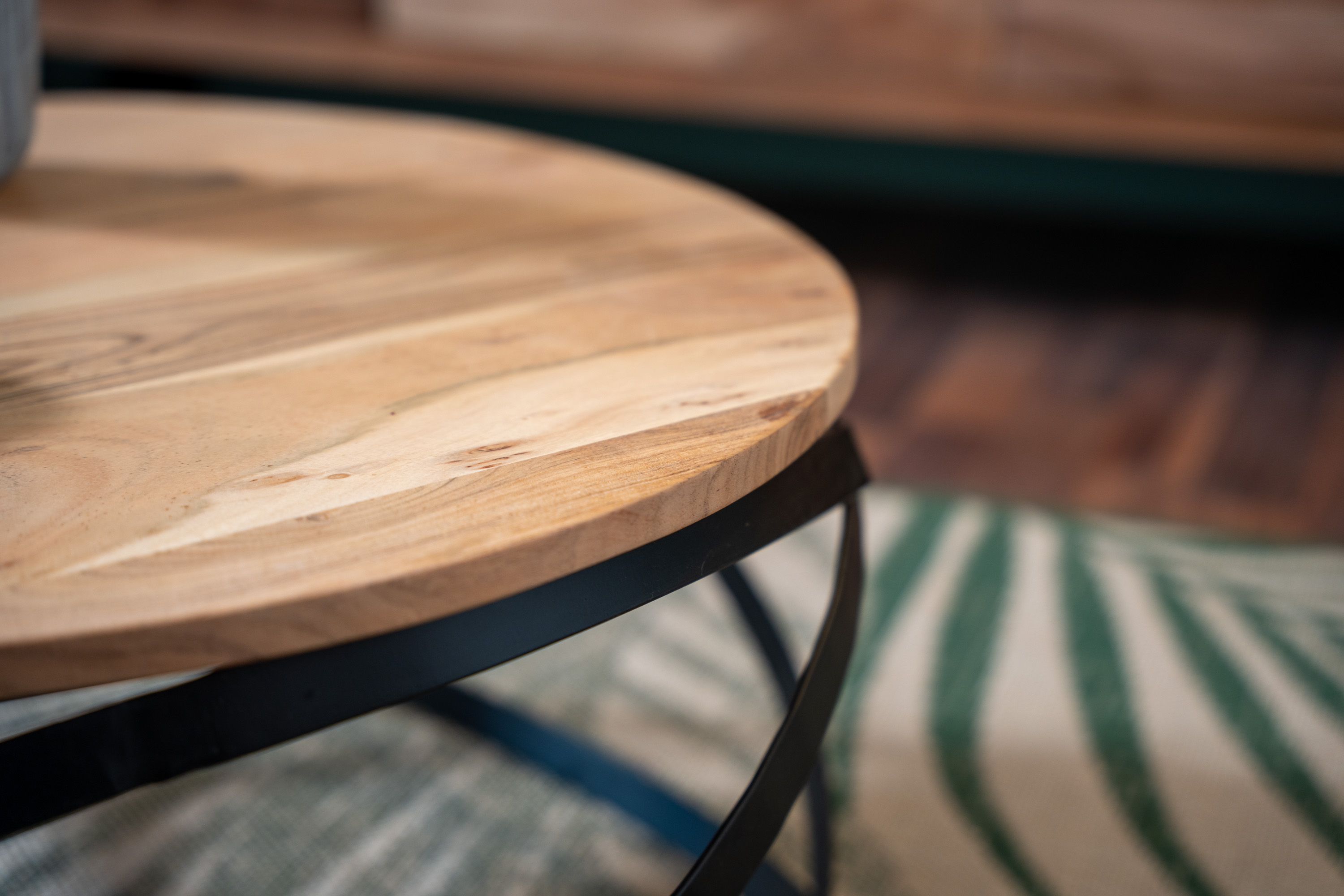 Couchtisch rund im Industrial-Design Akazie massiv 60 x 60 x 30 cm naturfarben Allison