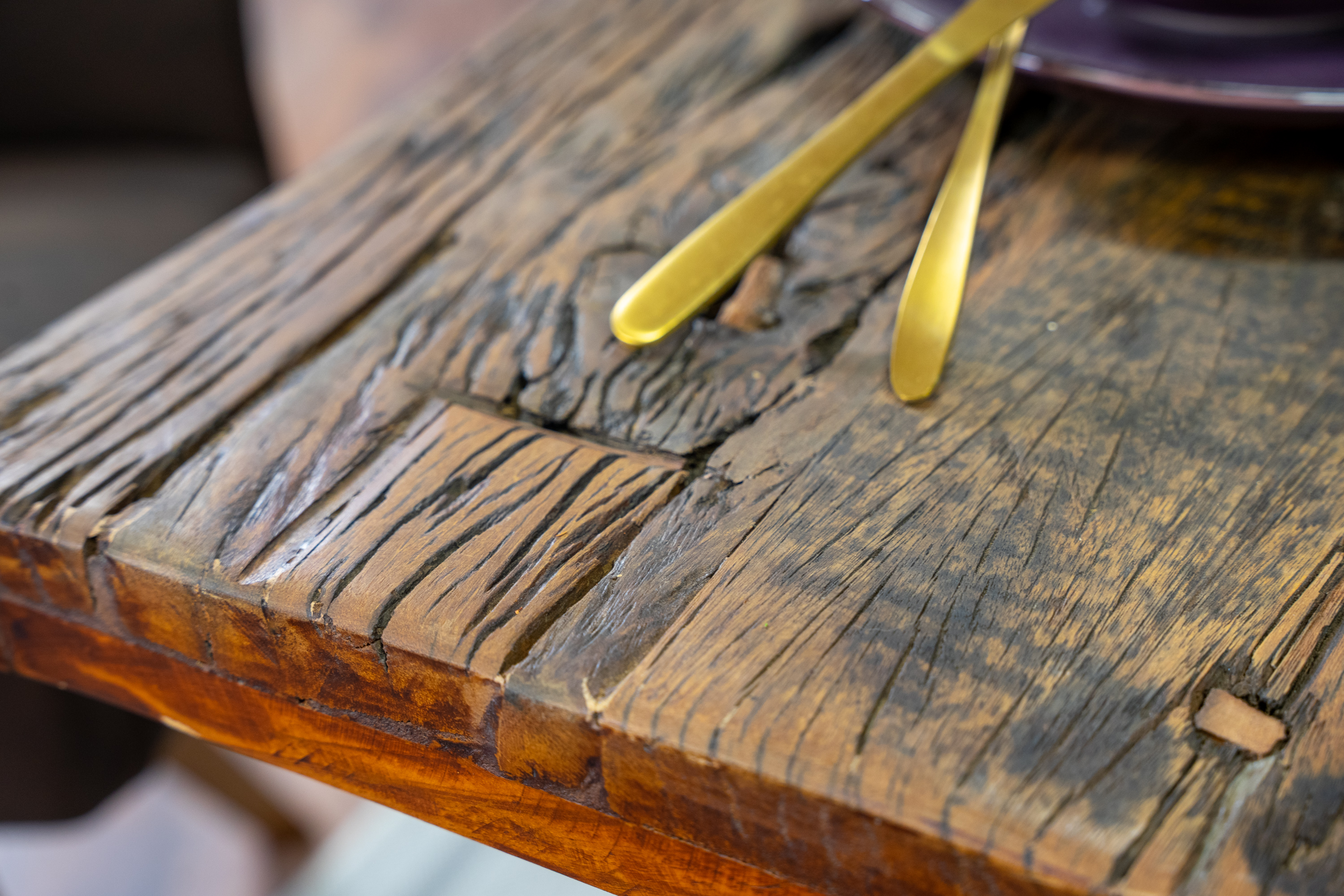 Baumkantentisch Rough Wood Platte 180 cm X-Gestell schwarz Ramon